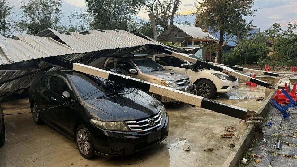 ด่วน พายุฤดูร้อนถล่มเชียงใหม่ ฝนตกหนัก ลมกระโชกแรง บ้านเรือน-วัดเสียหายหนัก