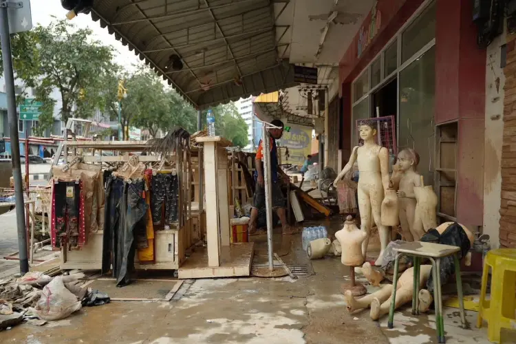 'ลิซ่า' ทวงเงินเยียวยาน้ำท่วมใต้ หลัง 'ภราดร' บอก กกต.ไฟเขียว