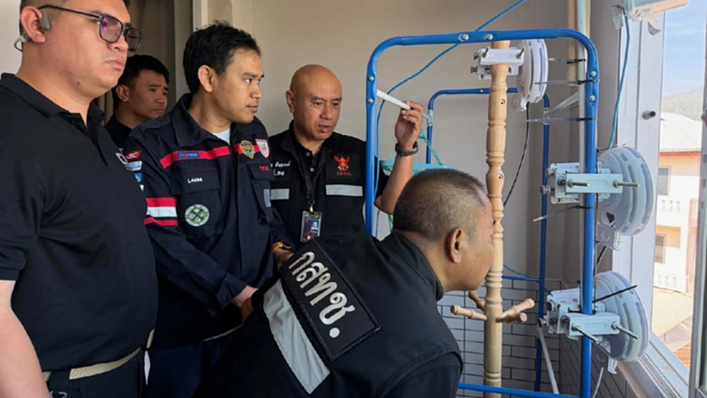 ระทึก บุกตรวจอาคารต้องสงสัยที่แม่สาย ลุยตัดอุปกรณ์ส่งเน็ตข้ามแดน