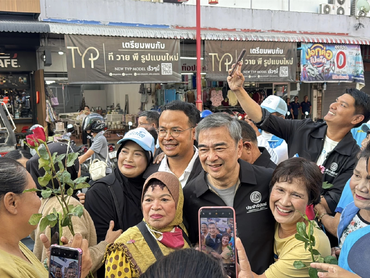 'อภิสิทธิ์' จิบชาคุยผู้ประกอบการหาดใหญ่ เตรียมขึ้นเวทีค่ำนี้