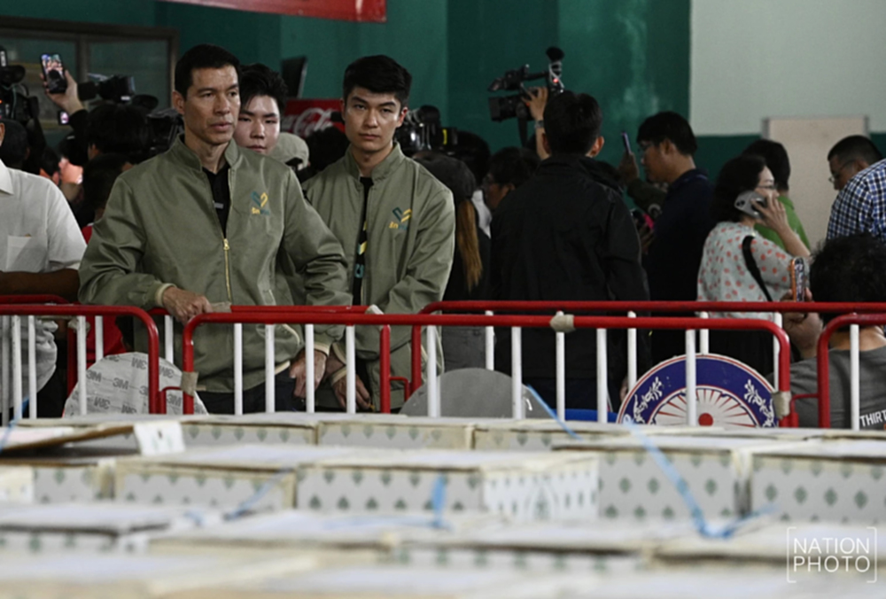 แกนนำพรรครักชาติ บุกสนามแบดฯ ชลบุรี เกาะติดปมนับคะแนนผิดปกติ