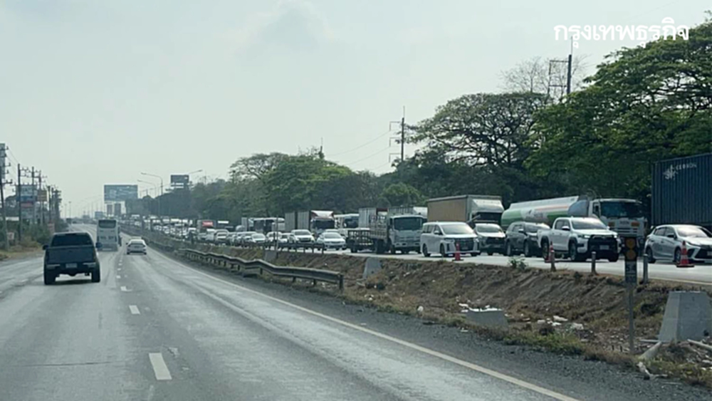 ด่วน! รถติดมาก ถนนมิตรภาพ 'เขาใหญ่-ปากช่อง' รื้อป้ายยาวถึงเย็น