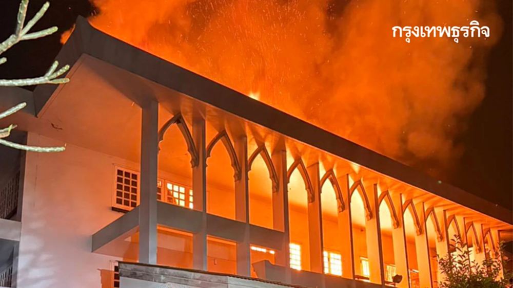 ไฟไหม้อาคาร 3 ชั้น แจ้งวัฒนะ 14 เขตหลักสี่ ระดมฉีดน้ำดับเพลิงวุ่น