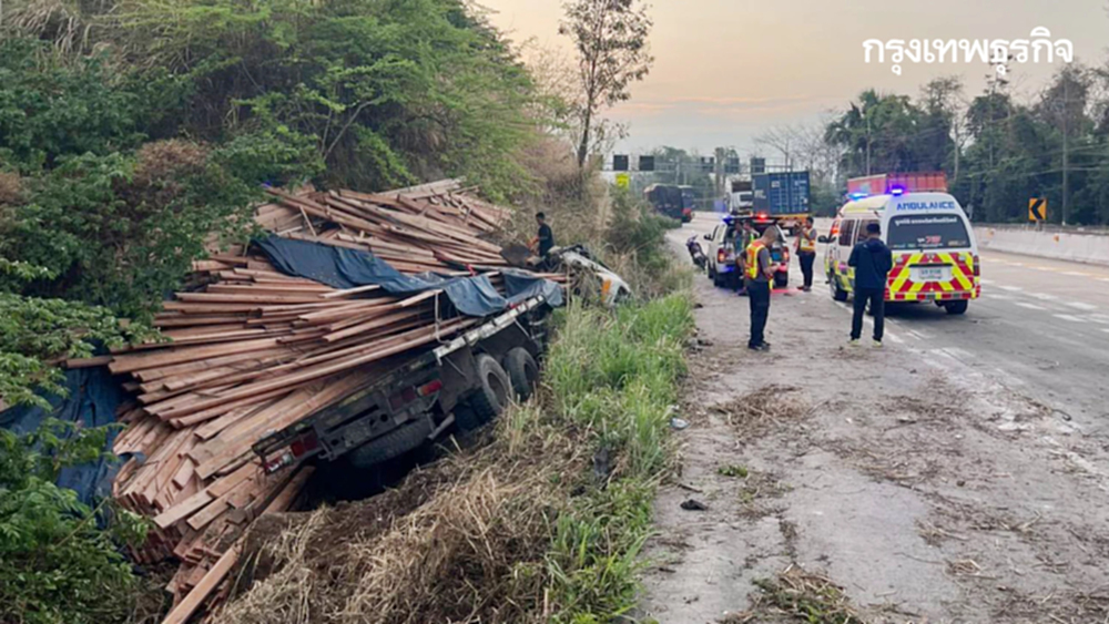 เร่งช่วยชีวิต รถบรรทุกไม้ ตกข้างทาง ใกล้ศาลเจ้าปู่โทน คนติดคาซาก