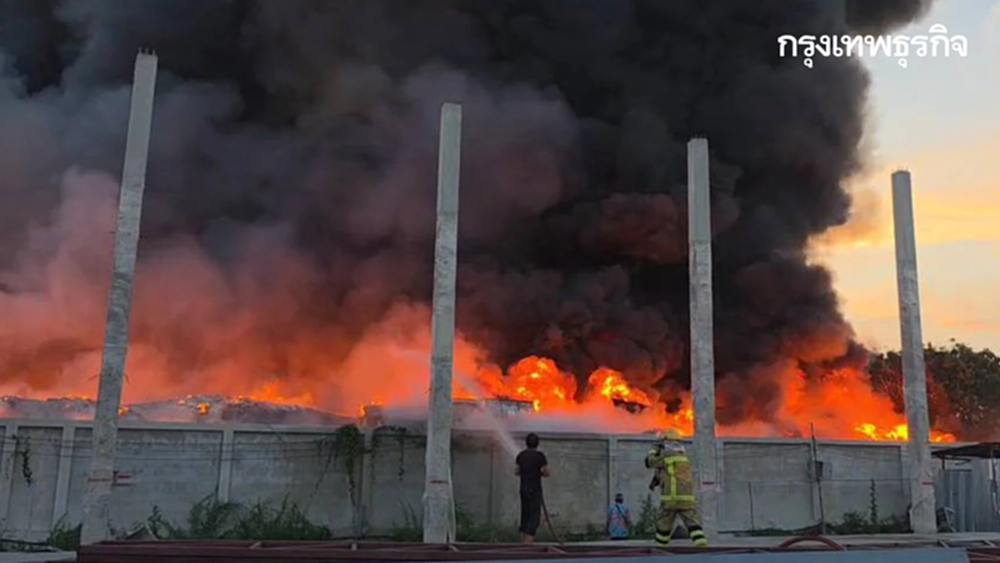 ด่วน ไฟไหม้โรงงานรีไซเคิลยาง สมุทรสาคร เพลิงรุนแรง ยังคุมไม่อยู่