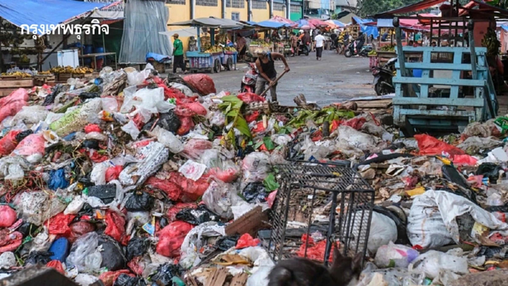 ‘อินโดนีเซีย’ เจอ ‘ขยะล้นเมือง’ หลุมฝังกลบไม่พอ เหม็นคละคลุ้ง ใช้ชีวิตร่วมกับฝูงแมลงวัน