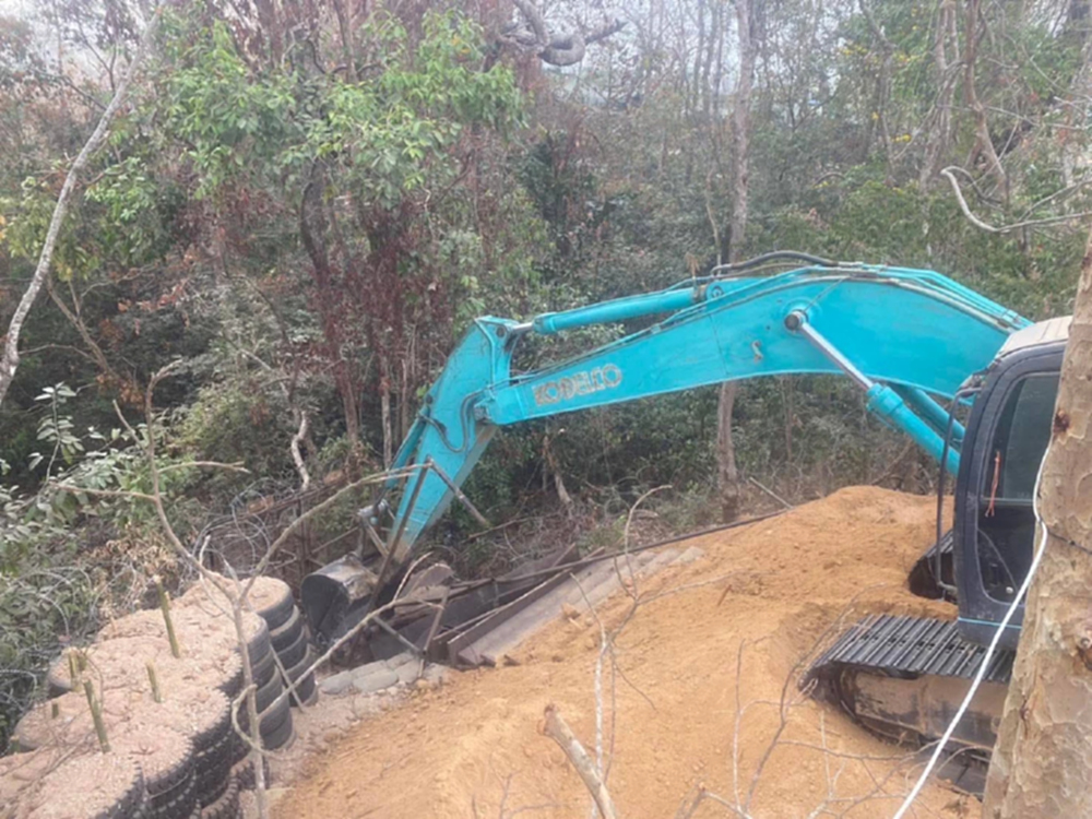 รื้อทิ้ง 'ประตูเหล็ก' ทางขึ้นเขาพระวิหาร ฝั่งไทย ผุดคอนกรีตเสริมความมั่นคง