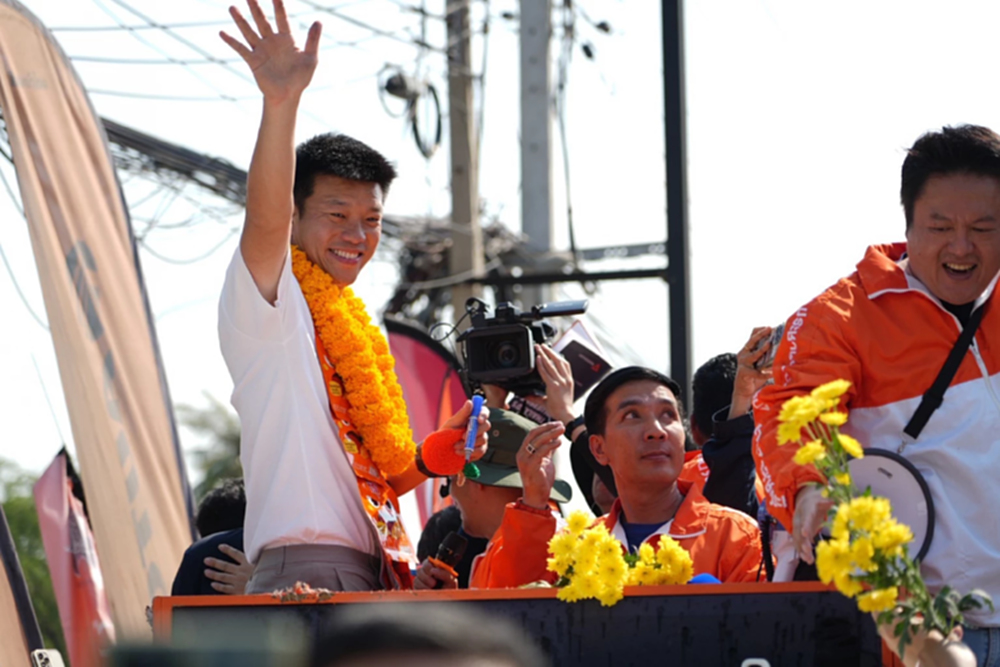 'เท้ง' ลุยช่วยผู้สมัคร สส.นนท์วันสุดท้าย แฟนคลับแห่มอบส้มสด