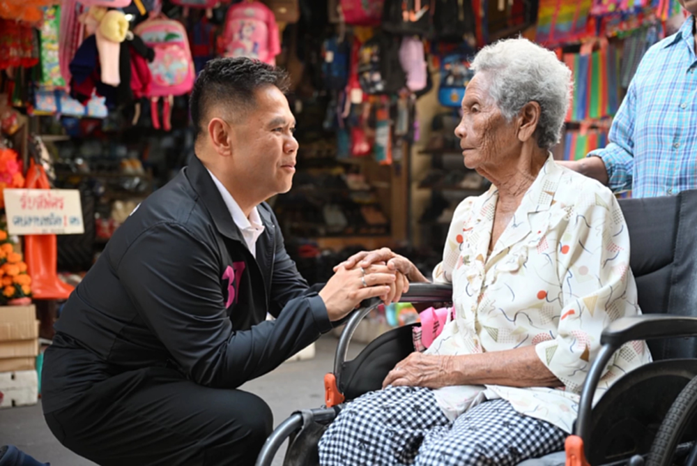 'วราวุธ' หาเสียงตลาดกลางสุพรรณบุรี ปชช.ขอให้ทำงานดีกว่าเดิม