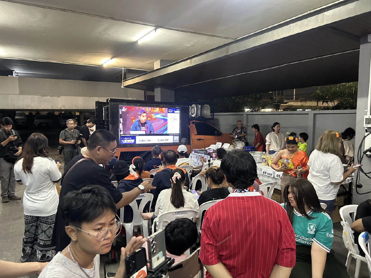 ’ด้อมส้ม‘ ลุ้นหนัก นับ 10% ภท.ทิ้งห่าง ปชน. ด้านแกนนำ เก็บตัวเงียบ