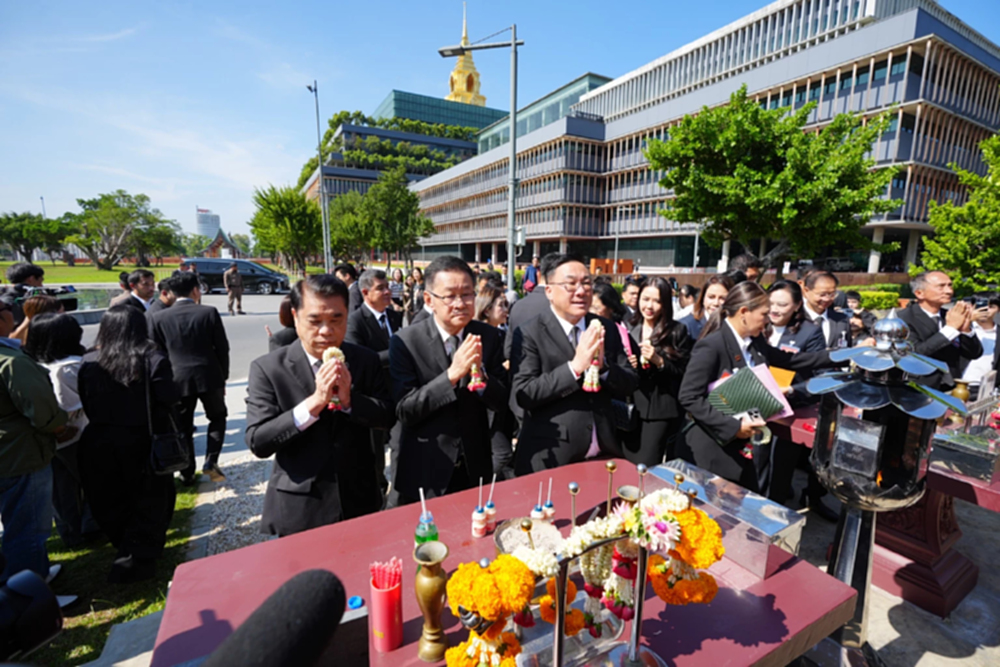 'ยศชนัน' นำ สส.เขต พท. สักการะสิ่งศักดิ์สิทธิ์-รายงานตัวต่อสภา
