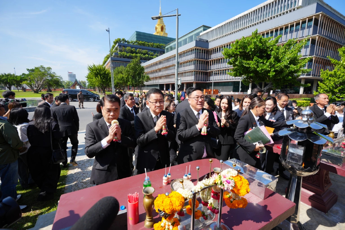 'ยศชนัน' นำ สส.เขต พท. สักการะสิ่งศักดิ์สิทธิ์-รายงานตัวต่อสภา