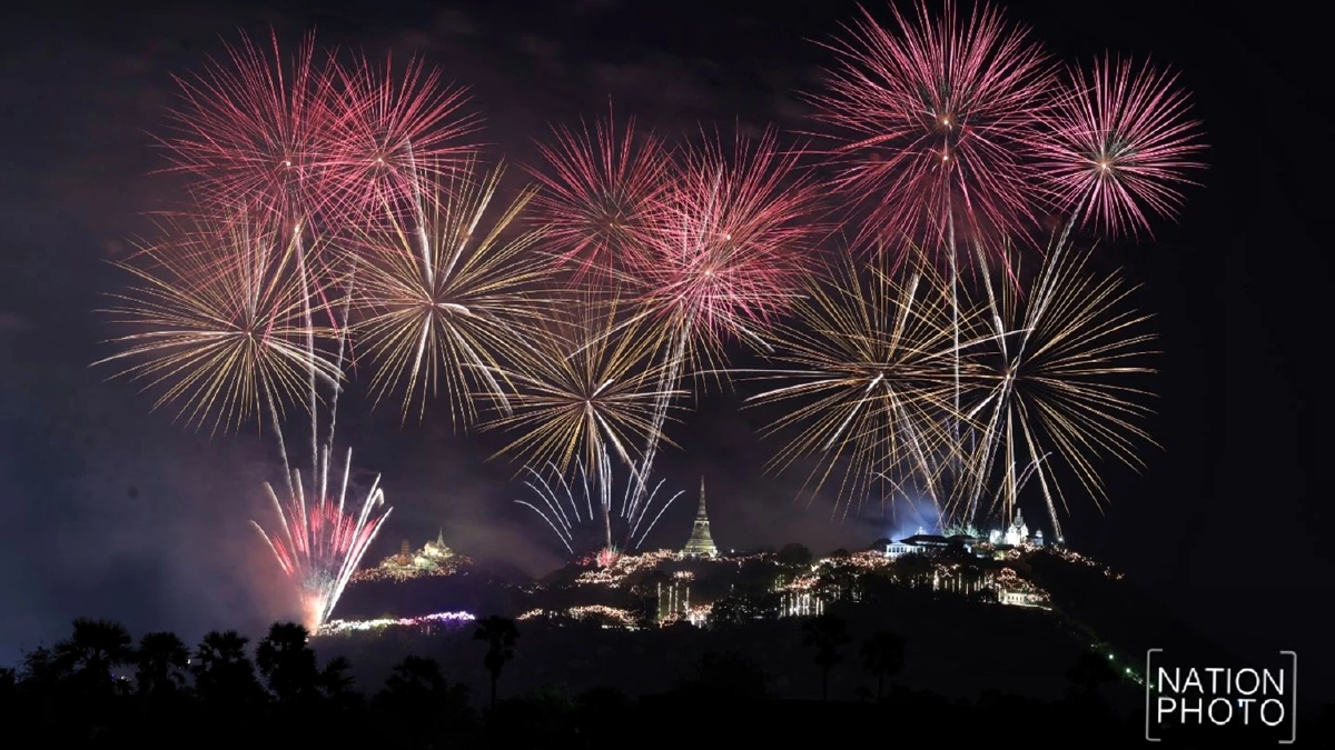ชมภาพ พลุเฉลิมพระเกียรติสว่างฟ้า งาน “พระนครคีรี-เมืองเพชร” ครั้งที่ 39