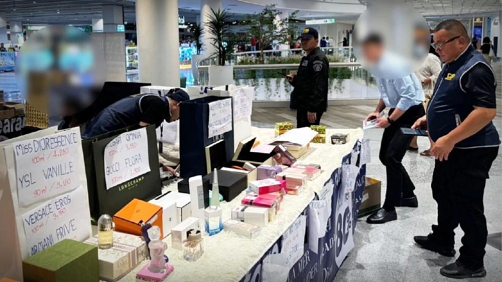 บุกห้างดังย่านศรีนครินทร์ จับร้านน้ำหอม ติดฉลากปลอม KING POWER