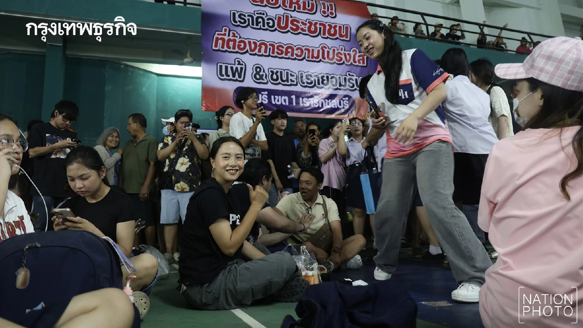 ‘ไอซ์ รักชนก’ บุกชลบุรี ให้กำลังใจประชาชน เรียกร้องนับคะแนนใหม่