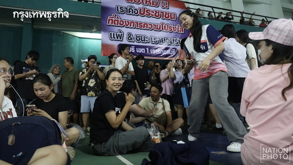 ‘ไอซ์ รักชนก’ บุกชลบุรี ให้กำลังใจประชาชน เรียกร้องนับคะแนนใหม่