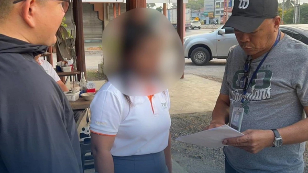 เพิ่งเกษียณอายุราชการ พนักงานธนาคารโดนหลอกลงทุน จับสาวบัญชีม้า