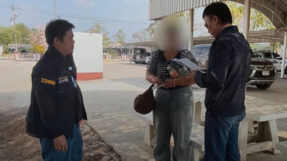 โทรตีเนียนอ้างเป็นญาติหลอกโอนเงิน จับสาวแสบแก๊งคอลเซ็นเตอร์