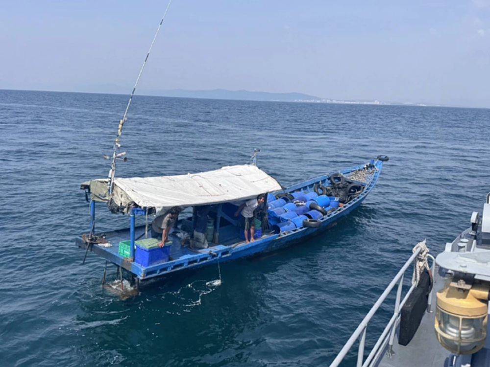 โดนแล้ว! ทัพเรือภาค1จับเรือประมงกัมพูชา ลอบขนสินค้าข้ามแดนมาฝั่งไทย