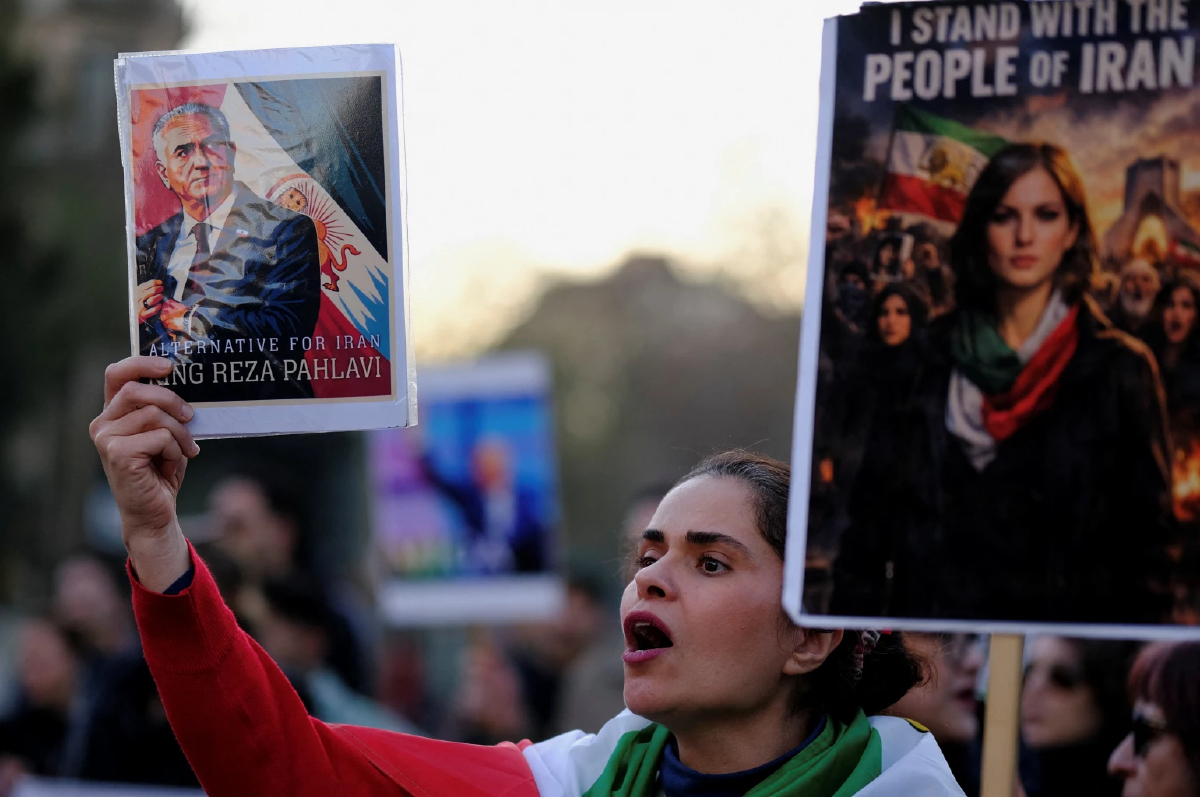 นศ.อิหร่านประท้วงรับเปิดเทอม เรียกร้องปาห์ลาวี‘ครองราชย์’