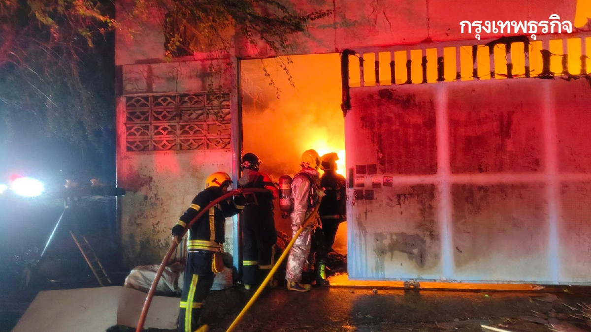 ไฟไหม้โกดังเก็บเสื้อผ้ารายใหญ่ ซ.วัดลาดปลาดุก นนทบุรี เร่งดับไฟ