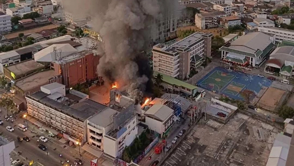 ระทึก! ไฟไหม้กลางเมืองขอนแก่น กลุ่มควันพวยพุ่ง เจ้าหน้าที่เร่งควบคุมเพลิง