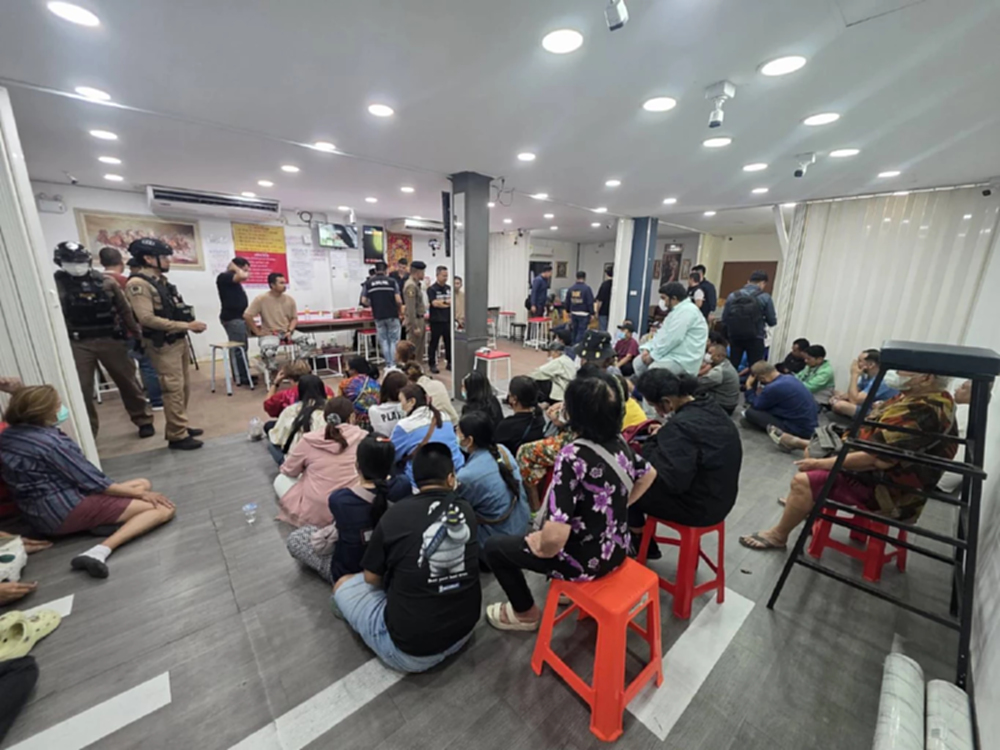 กอ.รมน.กทม.บุกจับบ่อน รวบ 45 นักพนัน เงินสะพัดหลายล้านต่อวัน