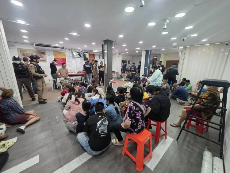 กอ.รมน.กทม.บุกจับบ่อน รวบ 45 นักพนัน เงินสะพัดหลายล้านต่อวัน