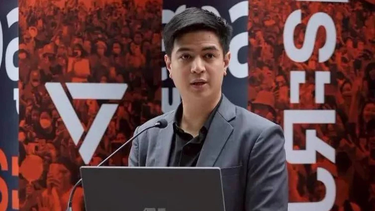 ปชน. มอบ 'หมอวาโย' ฟ้อง ม.157 กกต.-เลขา ทำบาร์โค๊ตบัตรเลือกตั้ง