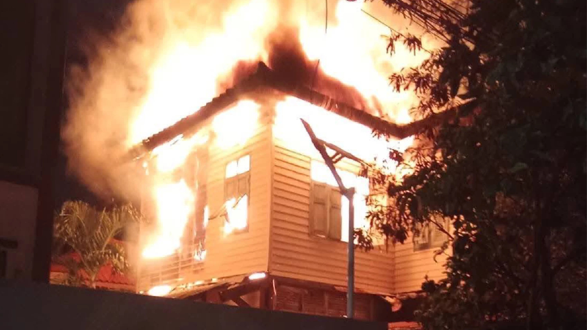 ไฟไหม้ค่ายมวยดัง วอดทั้งหลัง ซอยสมเด็จเจ้าพระยา 5 เจ็บสาหัส 1 ราย