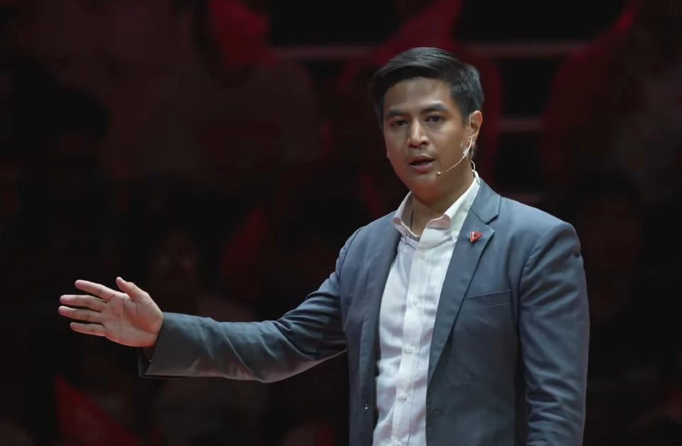 ‘พริษฐ์’ ชูปฏิรูปการศึกษา ปลุกกาส้มหักปากกาเซียน ตั้งรัฐบาล ปชน.