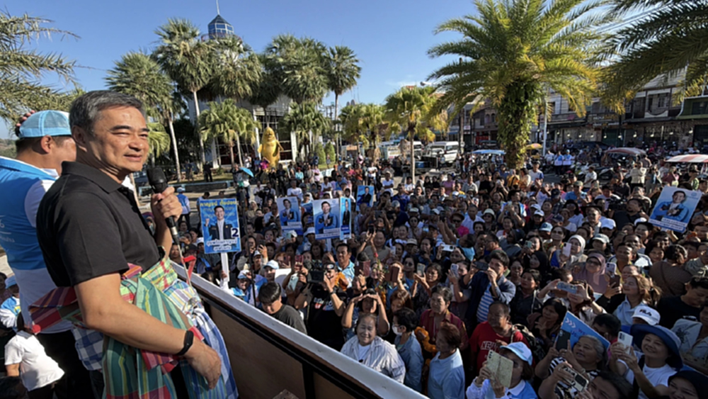 'อภิสิทธิ์' หาเสียง จ.ตรัง อย่าให้เงินครอบงำ ขอแรงปชช.เลือก ปชป.