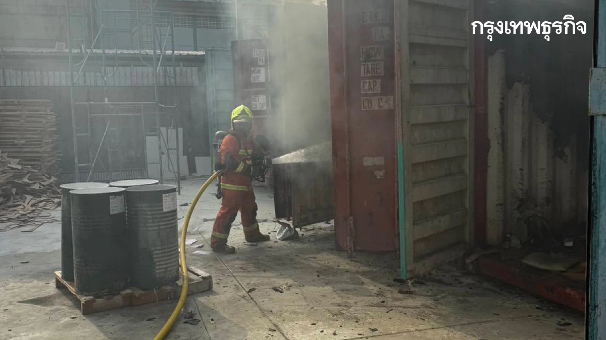 ด่วน! ไฟไหม้ชลบุรี ในโรงงานเฟอร์นิเจอร์ดัง ควันพวยพุ่ง เร่งดับไฟ