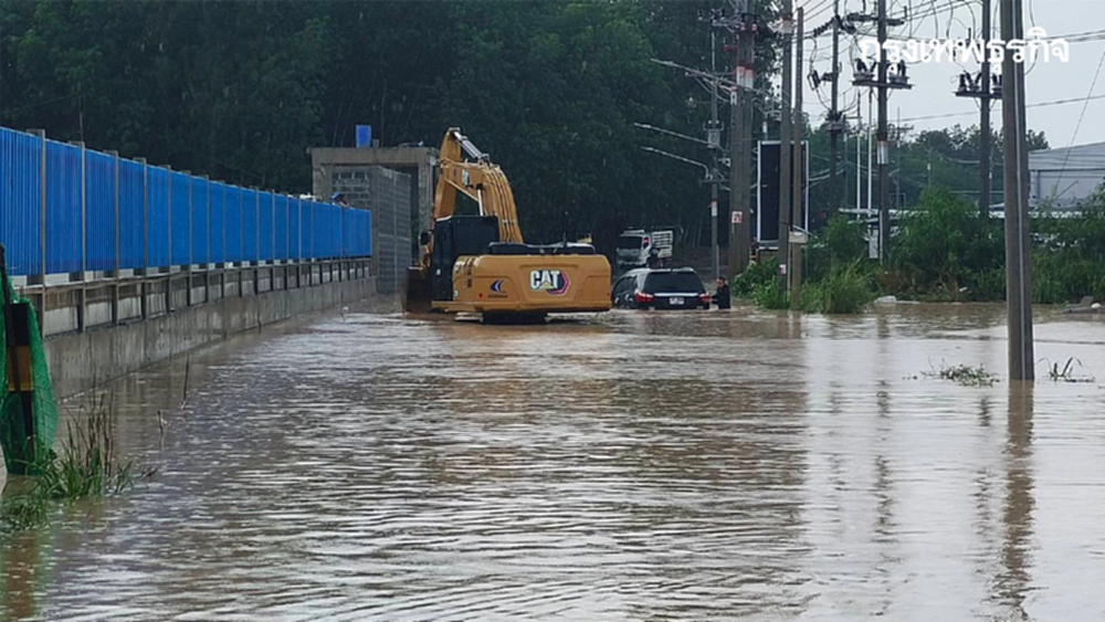 ด่วน พายุฝนตกหนักกระหน่ำ ระยอง ปลวกแดงน้ำท่วมแล้ว รถเล็กห้ามผ่าน