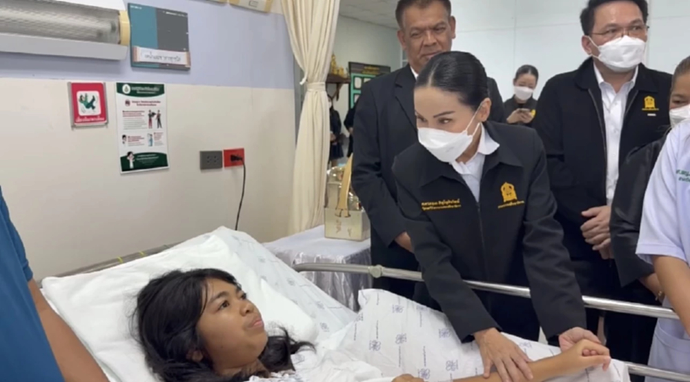 “นฤมล” เยี่ยมนักเรียนเหยื่อเหตุบุกยิงร.ร.พะตงฯสั่งดูแลเต็มที่