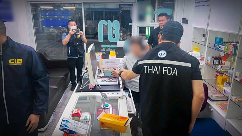 'ร้านยา' ฉาว! บุกค้น 7 แห่งกรุงเทพ จับเภสัชกรเก๊ กระจายยาแก้ไอ 4x100