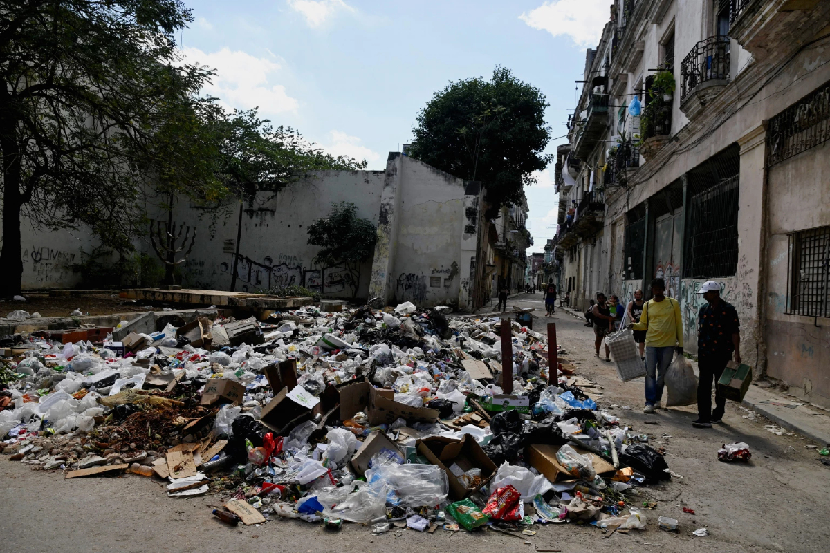 เหม็นหึ่งทั้งเมืองหลวง! รถขนขยะคิวบามาเก็บไม่ได้ไม่มีน้ำมันเติม