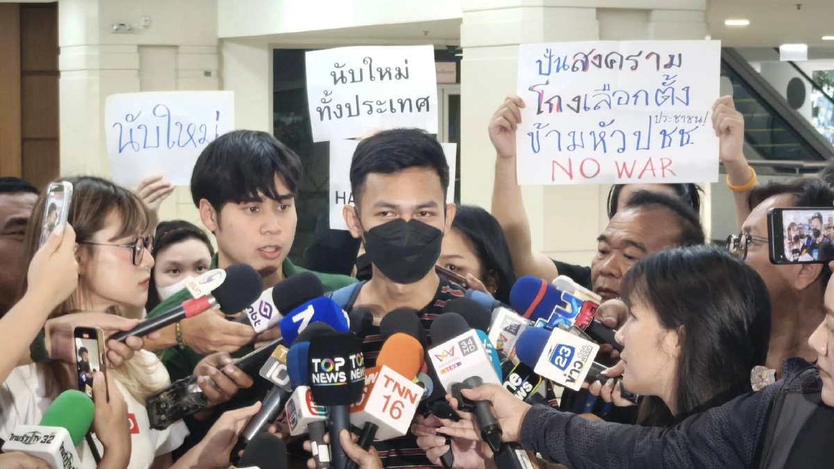 กลุ่ม นศ.บุก กกต.ชูป้าย 'นับใหม่' กลางวงแถลง ตร.เชิญออกนอกพื้นที่