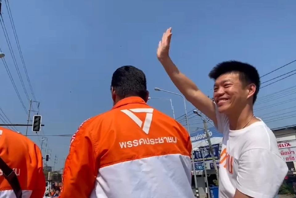 'เท้ง' ลุยช่วยผู้สมัคร สส.นนท์วันสุดท้าย แฟนคลับแห่มอบส้มสด