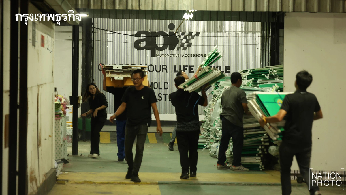 ประชาชน เฝ้าโกดังเปลี่ยวอ่างศิลา พบหีบคะแนนชลบุรี เขต 3 ซุกที่มืด