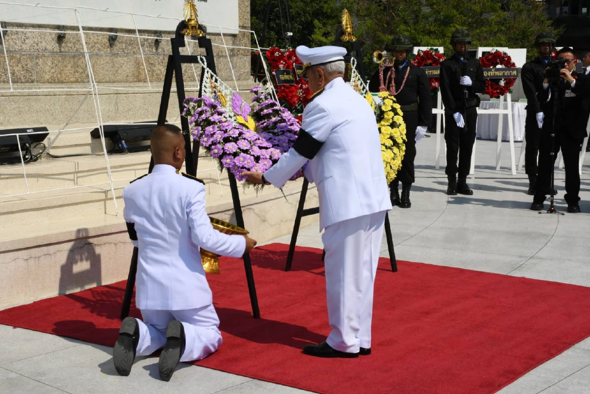 'ในหลวง'โปรดเกล้าฯ 'พล.อ. สุรยุทธ์'วางพวงมาลา วันทหารผ่านศึก