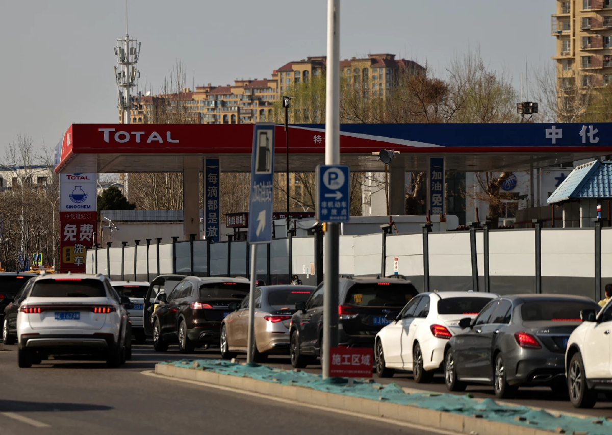 ถึงคิวชาวจีนแห่ต่อแถว'เติมน้ำมัน'ก่อนขึ้นราคาวันนี้