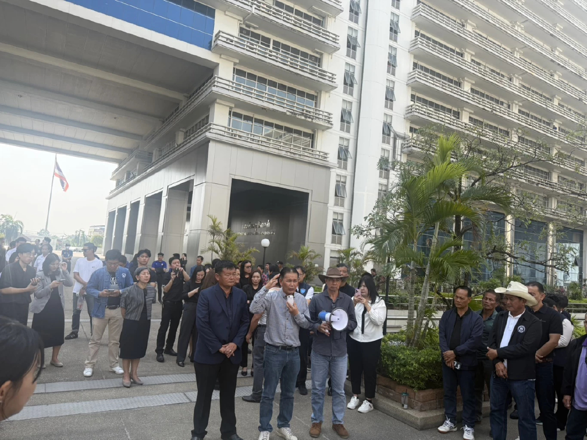 ม็อบสหกรณ์นมโค บุกพาณิชย์ จี้ พาณิชย์ หยุดเข้านมผง แก้ปัญหาน้ำนมดิบล้นตลาด