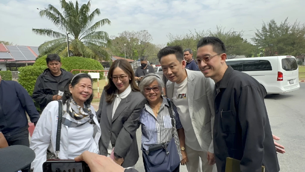 'โอ๊ค-เอม' เยี่ยม 'ทักษิณ' รับโทษ 6 เดือน ตั้งตารอวันพักโทษ 11 พ.ค.