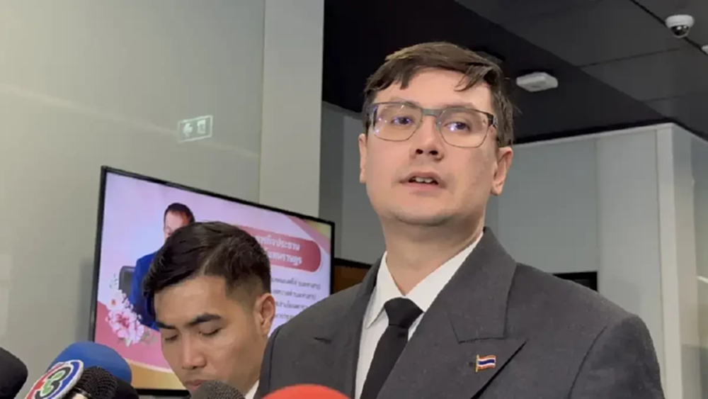 'โรม' เทียบปม 'ชนนพัฒฐ์-ปชน.' อยากเห็น จนท.ขยันกับฝ่ายตรงข้าม