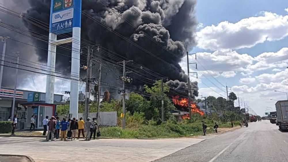 ระทึก ไฟไหม้โรงงานขยะรีไซเคิล จ.ปราจีนบุรี กลุ่มควันพวยพุ่ง ยังคุมเพลิงไม่ได้