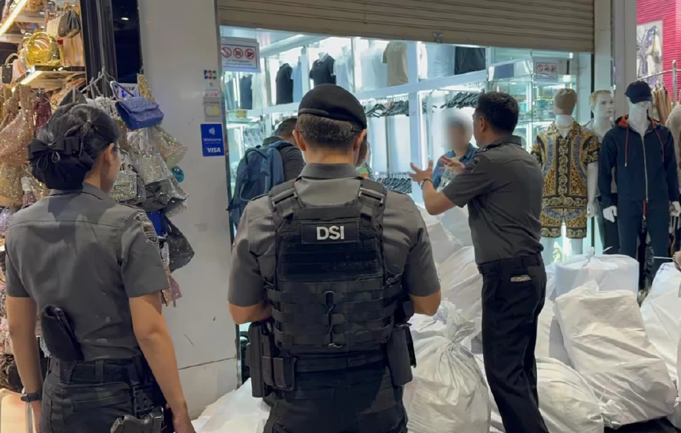 DSI บุกแหล่งของก๊อปปี้ปทุมวัน ยึดของกลาง 2 หมื่นชิ้น มูลค่า 10 ล้านบาท
