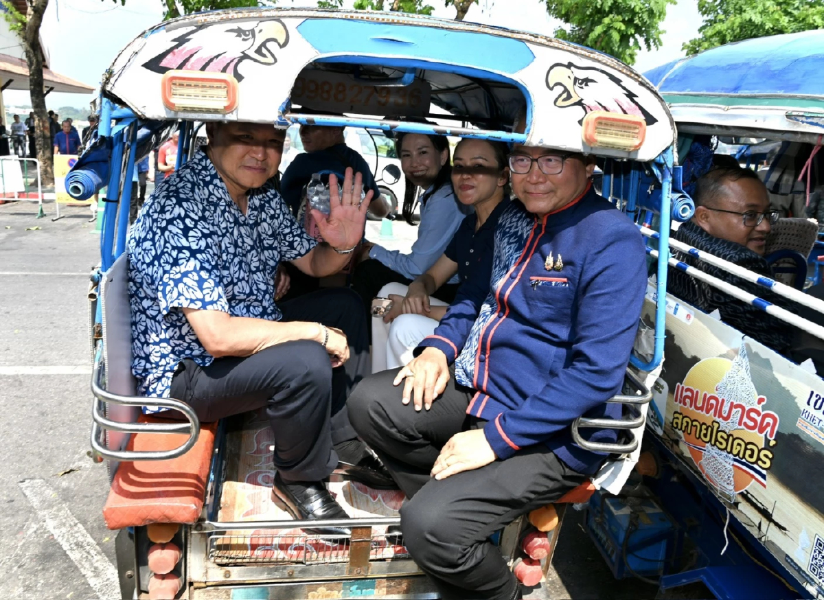 'อนุทิน' โชว์ประหยัดน้ำมัน นำคณะนั่งสามล้อชมงาน 'DNA นครพนม'