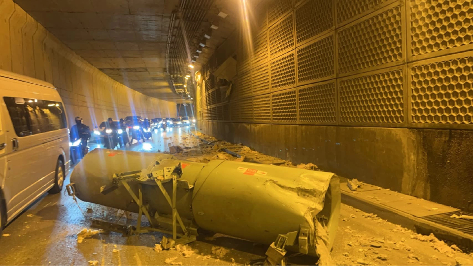 รถพ่วงชนอุโมงค์กรุงเทพกรีฑาขาออก ท่อระบายอากาศร่วง รถติดหนัก