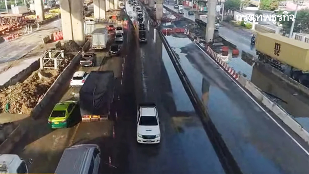 น้ำท่วมถนนพระราม 2 หลังฝนตกหนัก เร่งระบายน้ำ รถติดท้ายแถวสะสม